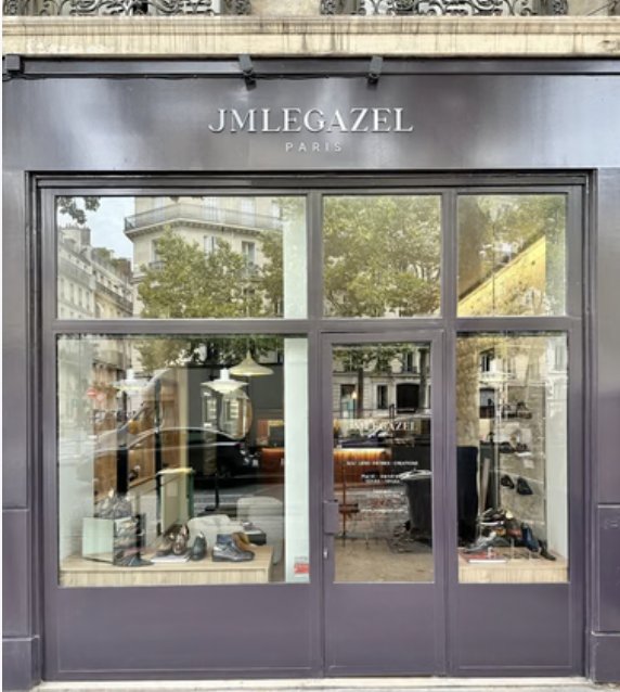 Façade de la boutique JMLEGAZEL, menuiseries laquées prune